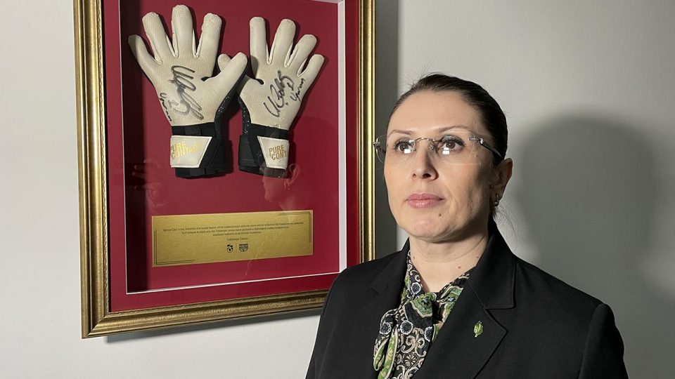 Madenci aileleri için satılan Uğurcan Çakır’ın eldivenleri sergileniyor