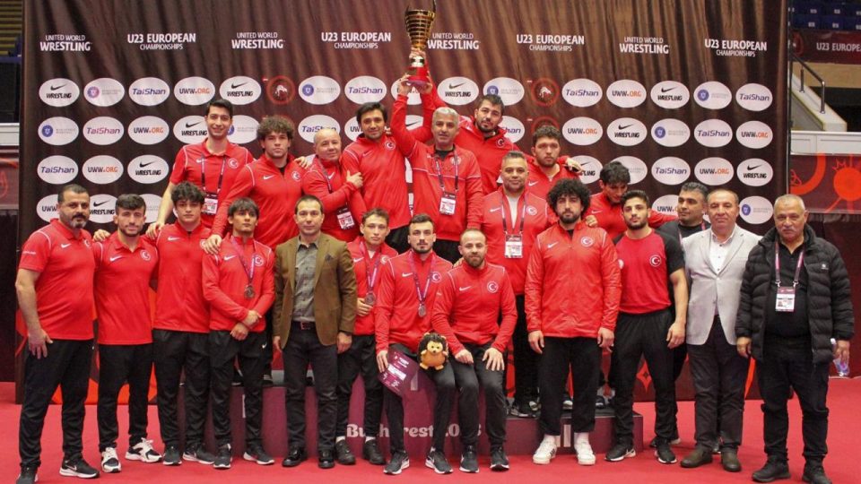 Milli güreşçilerden 17 madalya