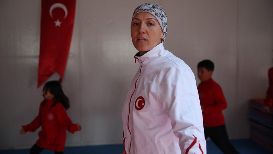 Milli sporcu depremzede çocuklara tekvando eğitimi veriyor