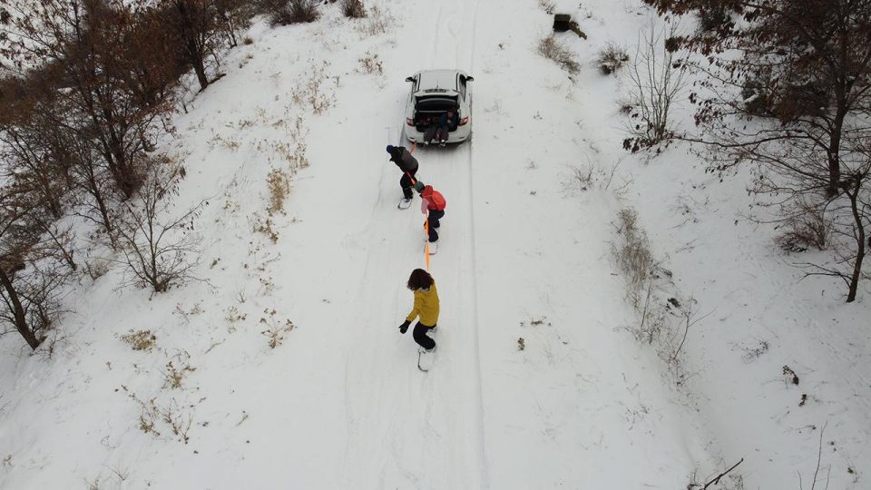 Munzur’da araçlarına bağladıkları halatla snowboard yaptılar