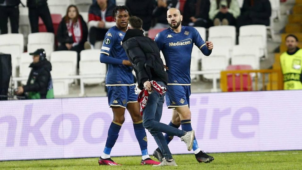 Sivasspor-Fiorentina maçında sahaya giren 2 taraftar tutuklandı