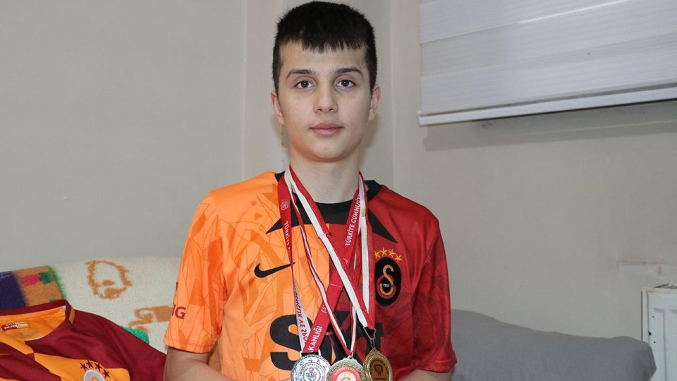 Yürüme güçlüğü çeken Furkan Öztürk’ün bitmeyen futbol aşkı
