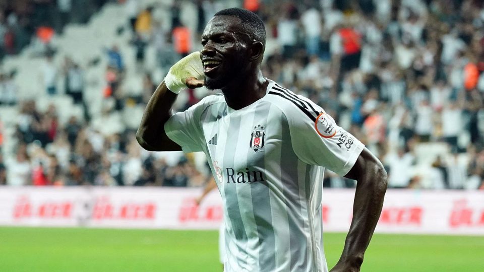 Beşiktaş’ın stoperi Colley golcü Aboubakar ile hücum çalışıyor
