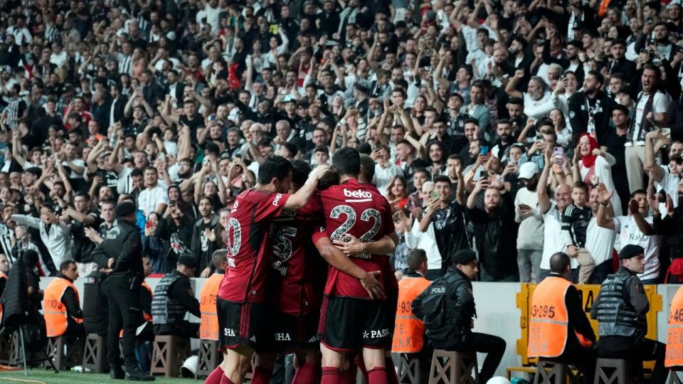 Beşiktaş’ta galibiyete rağmen ‘istifa’ sesleri
