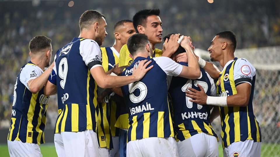 Fenerbahçe rekor kırarak liderliğini sürdürdü
