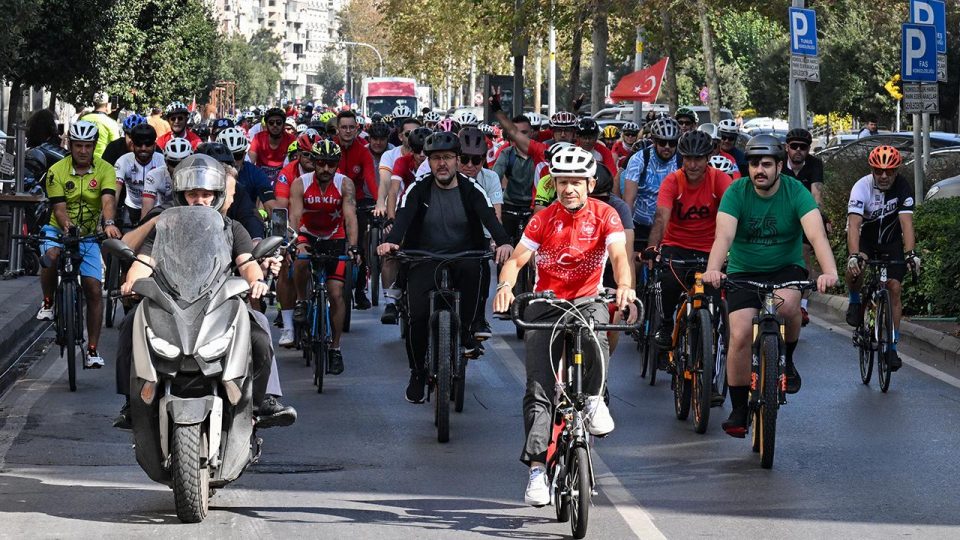 İzmir’de Cumhuriyet’in 100. yılı kapsamında bisiklet halk sürüşü düzenlendi