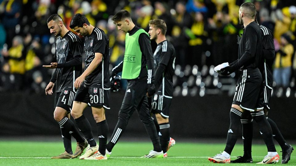 Öfkeli Beşiktaş taraftarlarını Burak Yılmaz sakinleştirdi