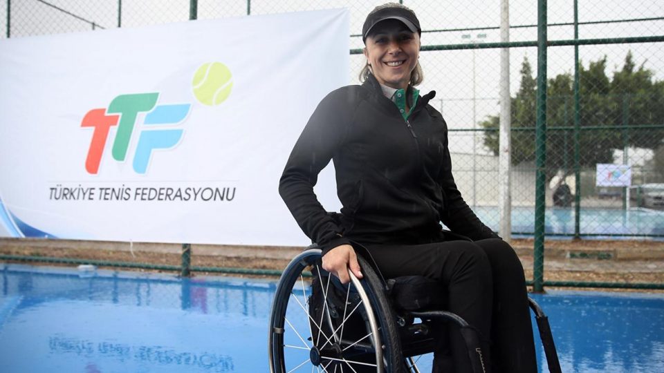 Omurilik felçli milli tenisçi Ebru Sulak’ın hayali engelli çocukları sporla tanıştırmak