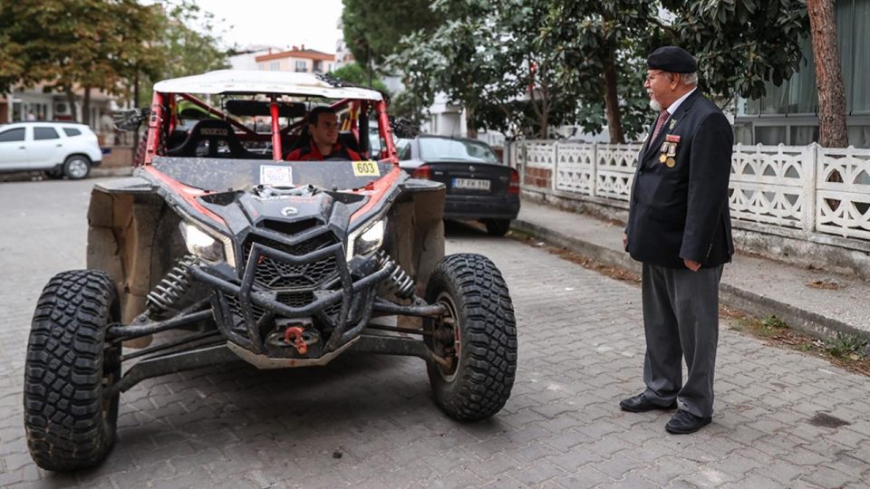 Şampiyon pilotlara co-pilot olan gaziler şehitlik ve anıtları gezdi