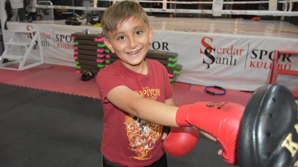 Serebral palsili küçük Anıl hareket kabiliyetini sporla geliştiriyor