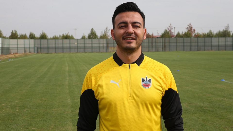 Süleyman Gökhan Karaaslan profesyonel futbol liglerin en genç teknik direktörü