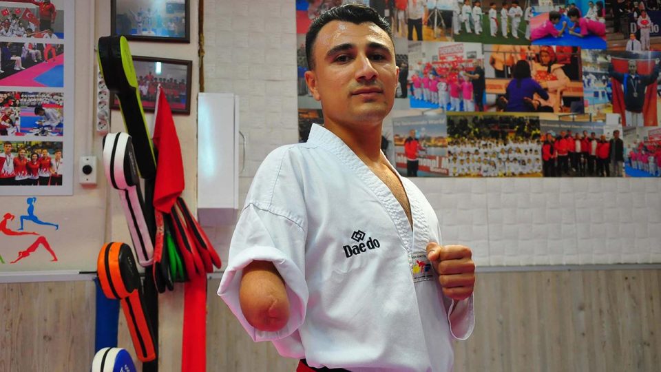 Tek koluyla tutunduğu tekvandoda hedefleri büyük