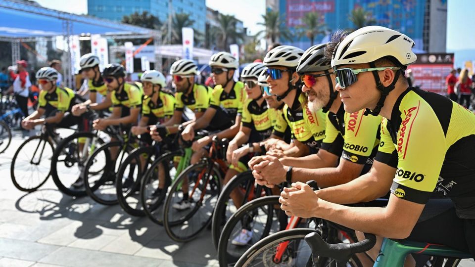 Bisiklet sevdası farklı mesleklerden sporcuları İzmir’de buluşturdu