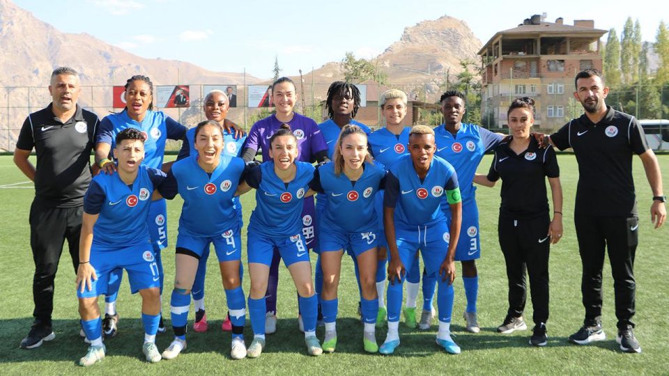 Hakkari’nin kadın futbol takımı yeni yüzleriyle sahada