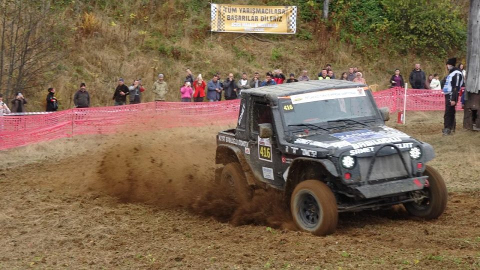 Karadeniz yaylalarındaki zorlu Off-Road yarışları nefesleri kesti