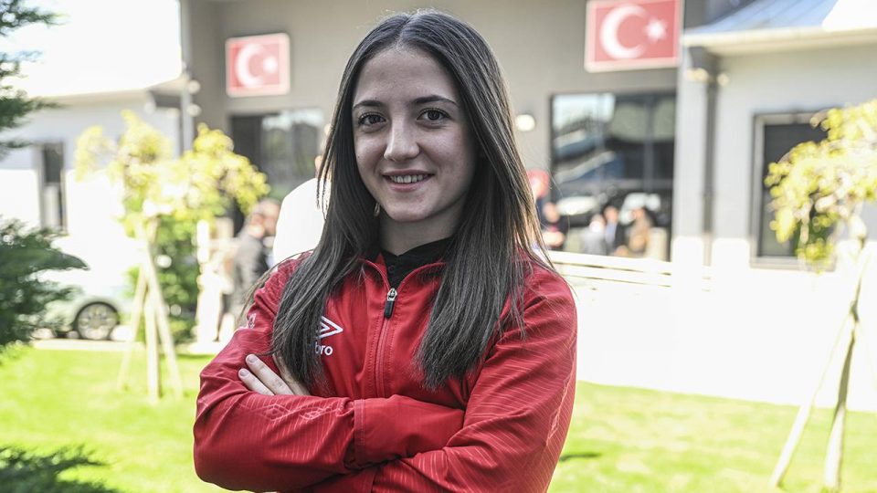 Milli halterci Cansu Bektaş gençlerde dünya şampiyonu oldu