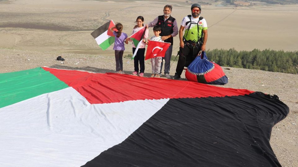 Yamaç paraşütü sporcusu Serdar Gülşen Filistin bayrağıyla atlayış yaptı