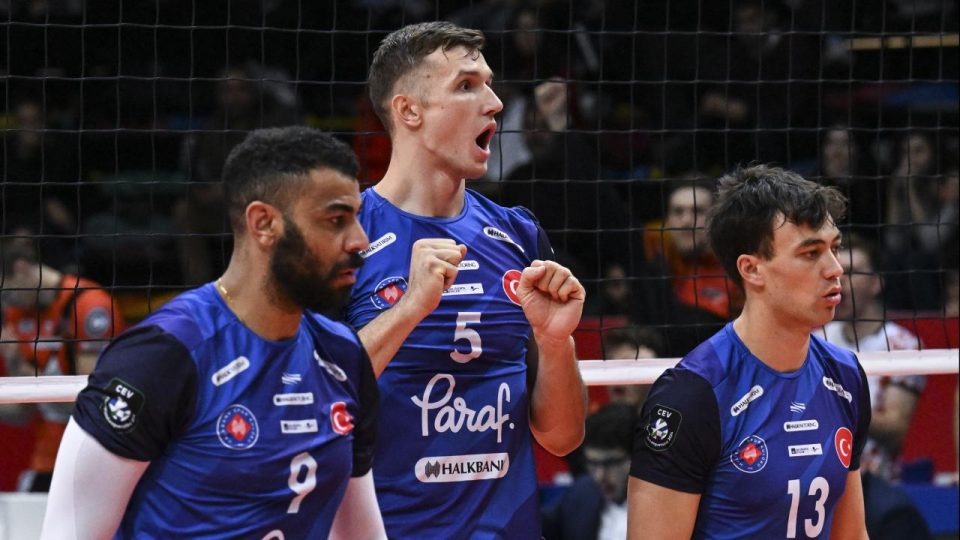 Halkbank liderliğini sürdürdü